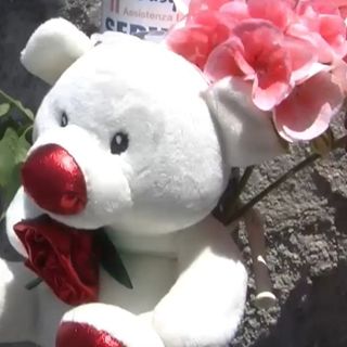 Uno dei tanti pupazzi lasciati dai cittadini sul luogo del tragico incidente
