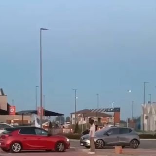 Nel fermo immagine l'istante in cui il ragazzo viene investito dall'auto