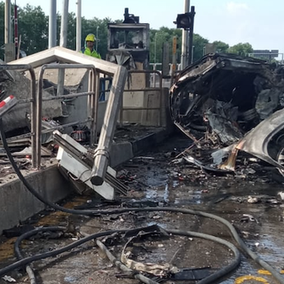 FOTO. Auto si schianta alla barriera di Gallarate e prende fuoco: un morto in Autolaghi