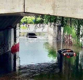 Auto sommerse dall'acqua in un sottopassaggio a Domodossola