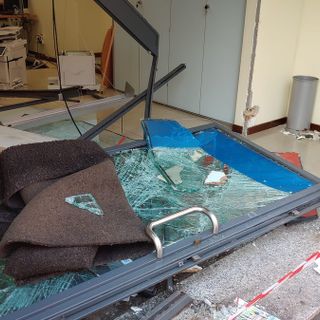 Vigevano: vetrina della filiale Compass di corso Cavour sfondata con un mezzo ariete. I malviventi fuggono trascinando via la cassaforte
