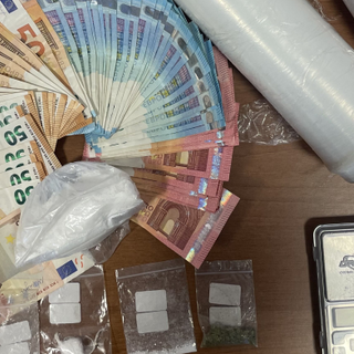 Pavia: aveva nascosto 60 grammi di cocaina e 1.600 euro in contanti all'interno della lavatrice , arrestato un 47enne
