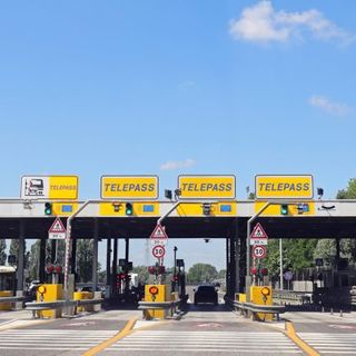 Passava gratis al casello sfruttando il Telepass dell’auto davanti: Autostrade le chiede 6mila euro