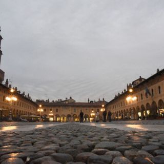 Vigevano, ruba cellulare in piazza Ducale: un passante lo blocca, ma la vittima del furto non lo denuncia