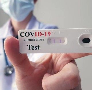 Lombardia: dal 28 giugno tamponi rapidi nelle farmacie per i visitatori degli ospiti delle Rsa