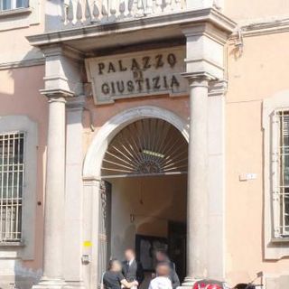 Pavia, aveva preso a calci una bimba di nove mesi: a giudizio immediato