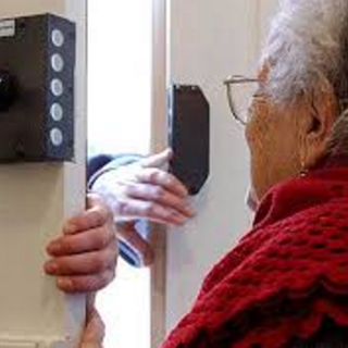 Truffatori a Magenta tentano di raggirare una signora di 84 anni, ma lei risponde a tono e li mette in fuga