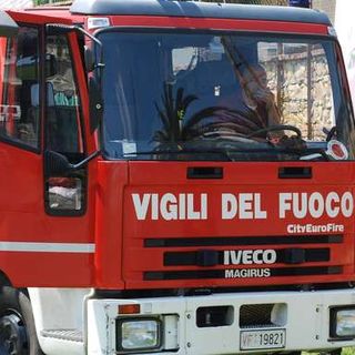 Temporaneamente chiuso al traffico un tratto della tangenziale di Novara per un'autoarticolato in fiamme