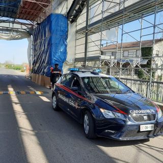 Casei Gerola: fugge con l'auto inseguito dai carabinieri, ma si schianta contro le impalcature del ponte della Gerola, nei guai un 24enne