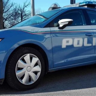 Pavia: fuggono all'alt della polizia e poi si schiantano in un canale
