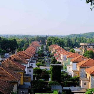 Il Villaggio di Crespi d'Adda. Sotto, la Brughiera del Gaggio