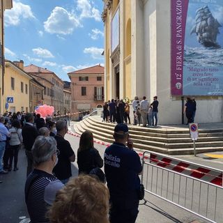 Mottarone, Monsignor Vegezzi nell'omelia del funerale a Vedano: «Quanto può far male l'egoismo degli uomini»