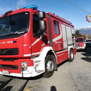 Colpito da pannelli di legno caduti da un edificio al nono piano a causa del vento: grave un 29enne a Cinisello Balsamo