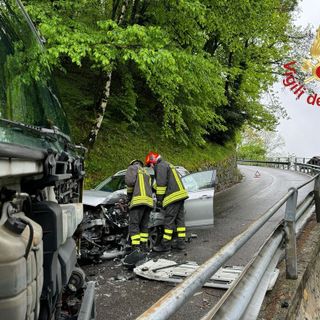 FOTO. Auto si schianta contro il carro attrezzi: paura nel Comasco