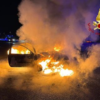 FOTO. Paura sulla Pedemontana per un incidente: un'auto prende fuoco, coinvolta anche un'ambulanza