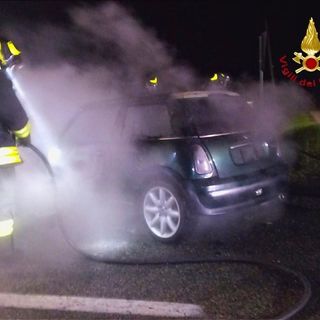 Palestro, dopo l'incidente l'auto prende fuoco: momenti di paura nella serata di venerdì
