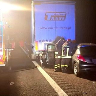 Bloccati nell'auto finita contro un camion
