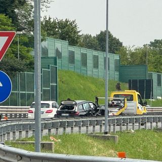 FOTO - Incidente davanti all'autogrill, caos in A8 nel primo pomeriggio di oggi
