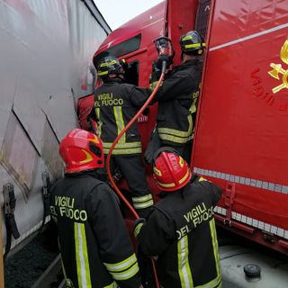 Scontro tra tre mezzi pesanti: autisti feriti e autostrada A4 chiusa in direzione Milano