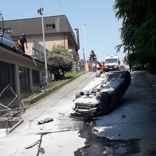 Sbaglia a posteggiare, sfonda la recinzione e vola in strada: paura a Mariano Comense