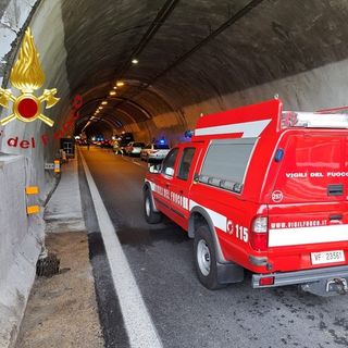 Scontro tra sette auto in galleria in A9, donna incinta portata al pronto soccorso