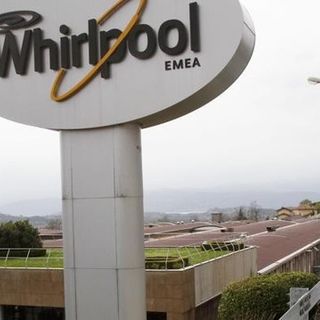 Accordo Whirlpool con i turchi di Arcelik. I sindacati: «Il Governo intervenga per garantire l'occupazione»