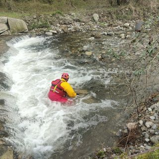 FOTO. L'argine cede e rischia di precipitare nel canale: disperso il cane che era con lui