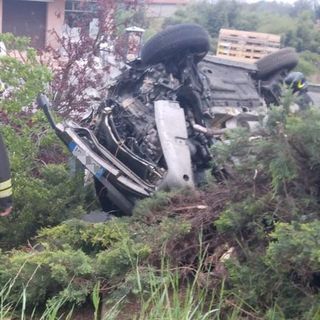 FOTO. Ragazza al volante perde il controllo dell'auto e si ribalta fuori strada: paura nel Comasco