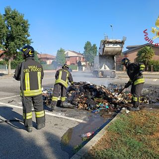 Pavia: rifiuti in fiamme, intervengono i Vigili del fuoco