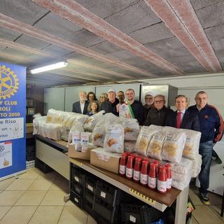Il Rotary Club Cairoli consegna 300 chili di generi alimentari alla Caritas di Gropello