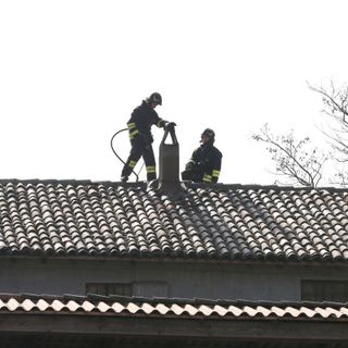 Suardi: fiamme su un tetto di cascina San Michele