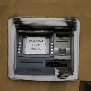 Lomello: tentano di far esplodere il bancomat in piazza della Repubblica, ma il colpo fallisce
