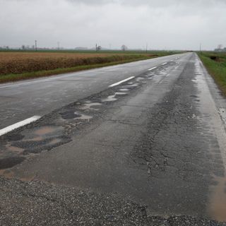 Maltempo, tra Mede e Pieve del Cairo dopo due giorni di pioggia compaiono buche profonde sulla provinciale (FOTO)