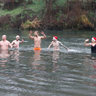 Nell'Agogna gelida inaugurato il primo &quot;cimento&quot; di Capodanno in Lomellina. Le immagini