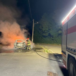 Gambarana: suv divorato dalle fiamme, intervengono i Vigili del fuoco