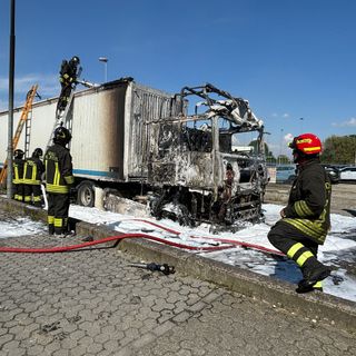 Mortara: rogo divora autotreno carico di cippato, illeso il conducente