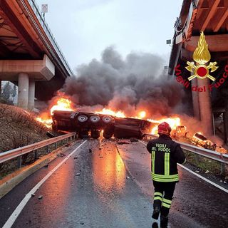 Tragico incidente sull'Autostrada del Sole, camion precipita dal viadotto e si incendia: morto l'autista