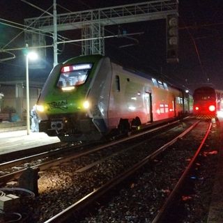 Pavia: accusa un malore e cade vicino ai binari mentre sta per arrivare il treno, paura per un 55enne