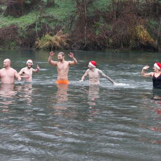 Nella foto il bagno gelido nelle acque del torrente Agogna per il Capodanno 2023