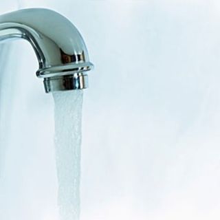Mortara: cittadini in allarme, dai rubinetti scende acqua bianca