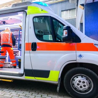 Si ribalta con l'auto a Gallarate, gravissimo un anziano di 86 anni
