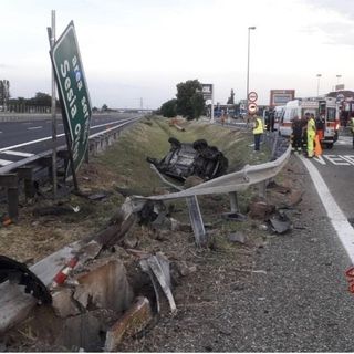 Urta il guard rail e si ribalta: due ferite
