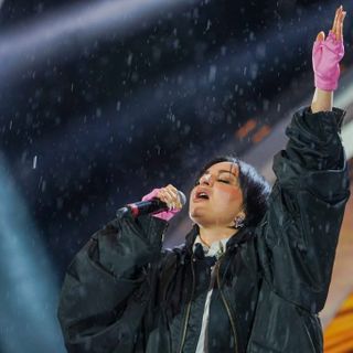Arisa sfida la pioggia e va &quot;Controvento&quot;: in centinaia a sentire il concerto in piazza Colombo