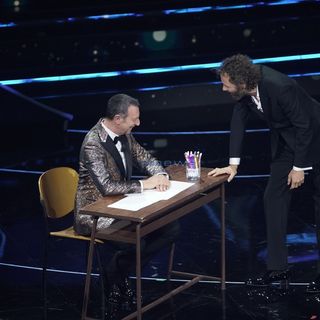 Jovanotti regala al pubblico del Festival uno straordinario inno alla vita con la poesia &quot;Bello mondo&quot; di Mariangela Gualtieri
