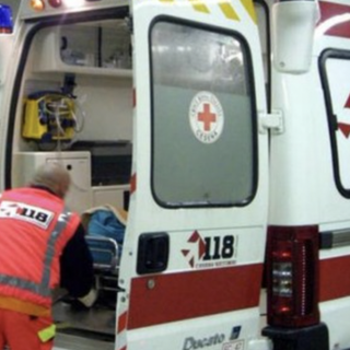 Incidente sull'autostrada A26: auto esce di strada e prende fuoco, il conducente muore carbonizzato