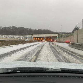 La foto postata sulla pagina Facebook di Gianluca Bertoni: l'effetto di una nevicata sulle strade dopo i temporali con grandine della serata è visibile anche sulla Pedemontana