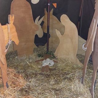Il presepe in piazza San Giovanni con il Bambino e gli alpini