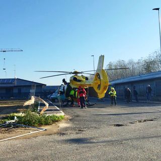Casorate Primo: cade da un'impalcatura in un cantiere, ferito operaio 57enne
