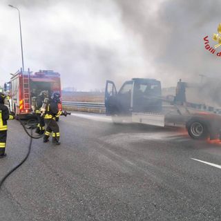 Pavia: carro attrezzi in fiamme sul raccordo dell'autostrada Milano-Genova, danni ingenti