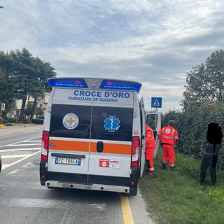 Garlasco: tamponamento tra auto in via Da Vinci, soccorse 5 persone